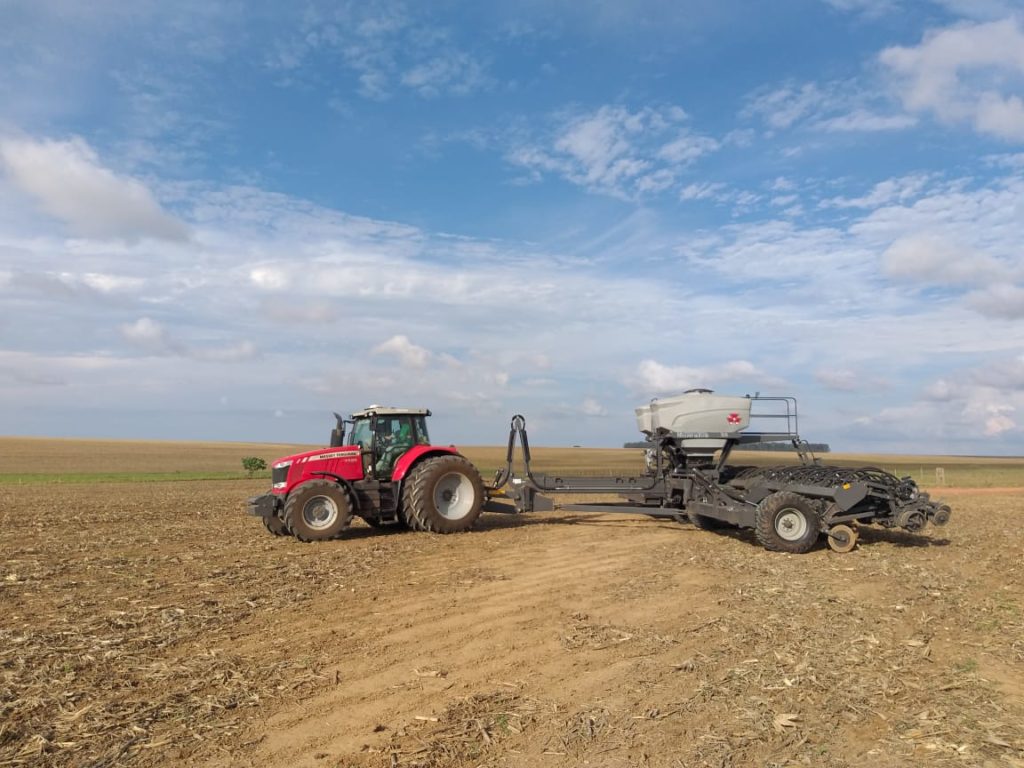 Centro Oeste Massey Ferguson realiza demonstração de Plantadeira Massey Ferguson Momentum 30 linhas