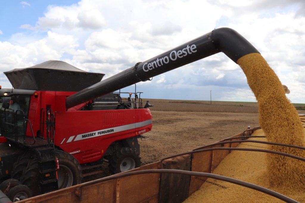 Centro Oeste Massey Ferguson realiza demonstração da Colheitadeira MF 9795